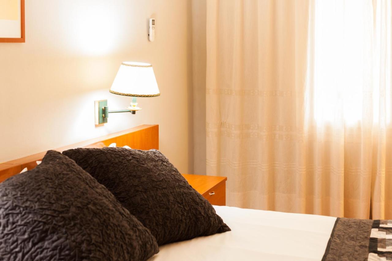 Hostal Restaurant Roma Cubells Dış mekan fotoğraf