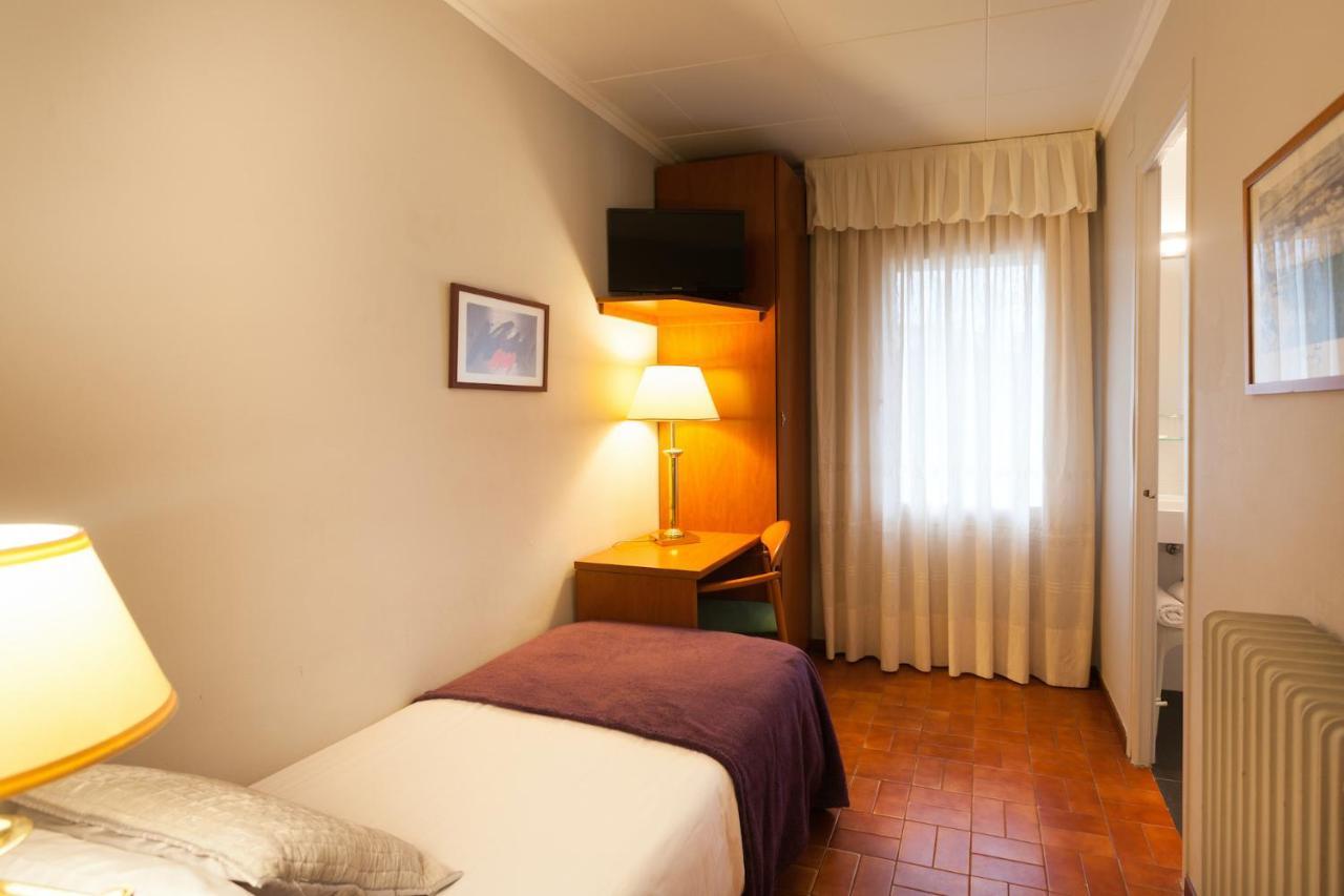 Hostal Restaurant Roma Cubells Dış mekan fotoğraf